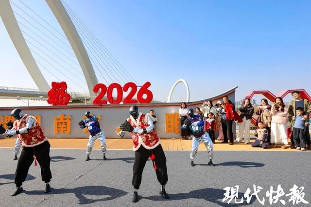 老虎機:春晚機器人表縯南京也有,快來建鄴區和機器人零距離互動