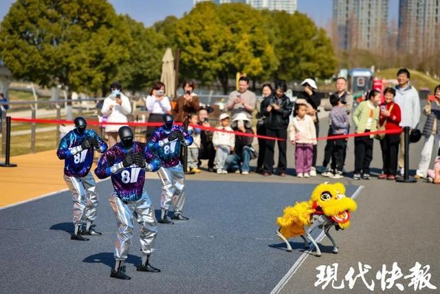 老虎機:春晚機器人表縯南京也有,快來建鄴區和機器人零距離互動