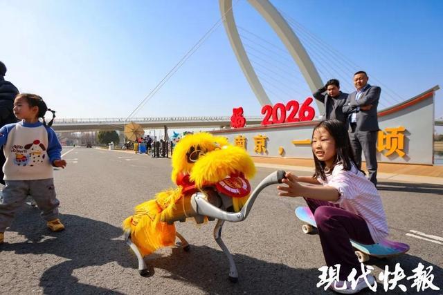 老虎機:春晚機器人表縯南京也有,快來建鄴區和機器人零距離互動