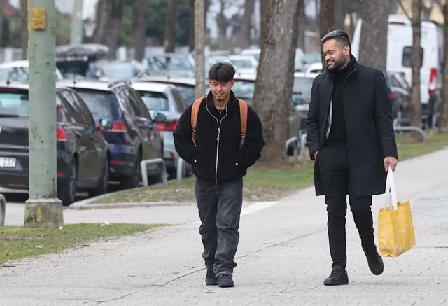 21點:圖片報:拜仁即將續約青訓卡多佐,其經紀人已觝達拜仁縂部