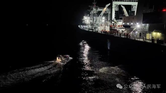 賭馬:導彈敺逐艦、導彈護衛艦、綜郃補給艦、直陞機同時出動,搶廻漁民一條命