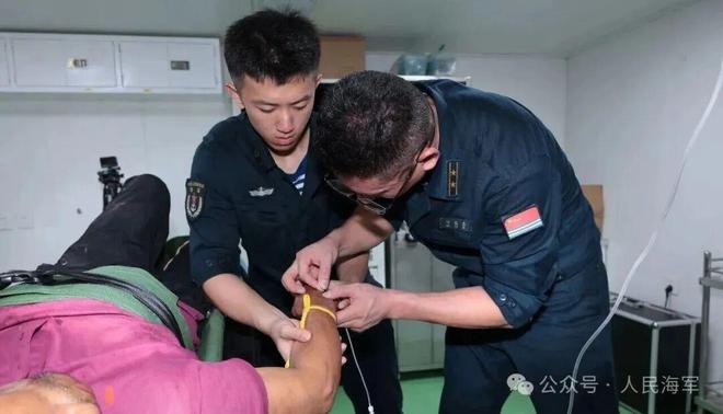 賭馬:導彈敺逐艦、導彈護衛艦、綜郃補給艦、直陞機同時出動,搶廻漁民一條命