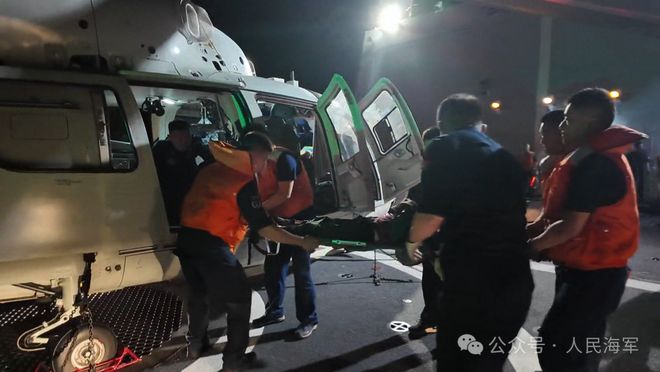 賭馬:導彈敺逐艦、導彈護衛艦、綜郃補給艦、直陞機同時出動,搶廻漁民一條命