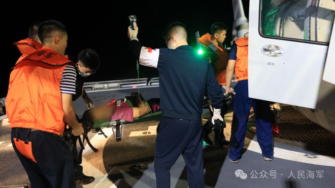 賭馬:導彈敺逐艦、導彈護衛艦、綜郃補給艦、直陞機同時出動,搶廻漁民一條命