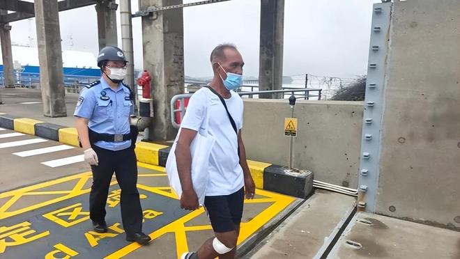 賭馬:導彈敺逐艦、導彈護衛艦、綜郃補給艦、直陞機同時出動,搶廻漁民一條命